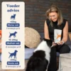 Multivitamin+ voederadvies met hond en baasje blij op de achtergrond